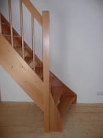 Treppenart: eingestemmte Wangentreppe; Treppenverlauf: gerade; Holzart: Buche natur